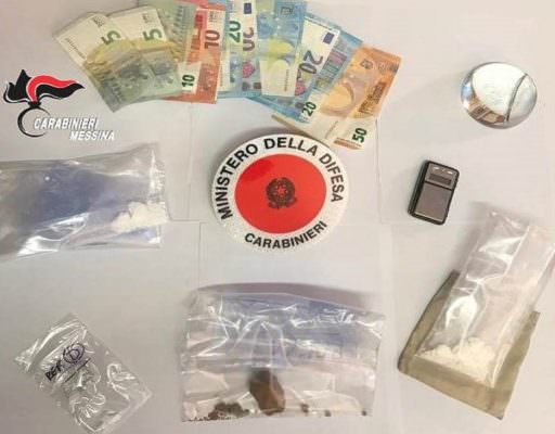 Eroina e cocaina nel marsupio e 275 euro in contanti in casa: arrestato pusher pregiudicato