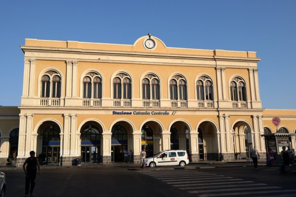 Catania, incidente alla Stazione Centrale: auto contro moto, si contano i feriti