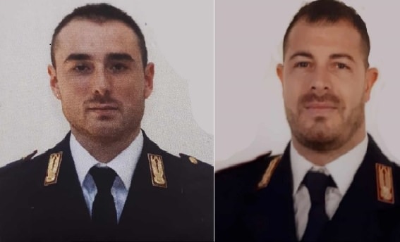 Agenti uccisi a Trieste, a Catania fiaccolata in memoria dei due uomini assassinati: un grande gesto di solidarietà