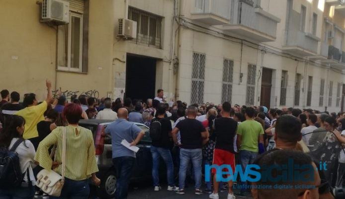 Concorso Asp, ressa in via Coviello per l’assunzione di 40 autisti: centinaia di persone in attesa