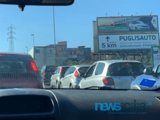 Nuovo incidente nel Catanese, l’ennesimo sulla SS 121: scontro tra due auto, traffico paralizzato – VIDEO