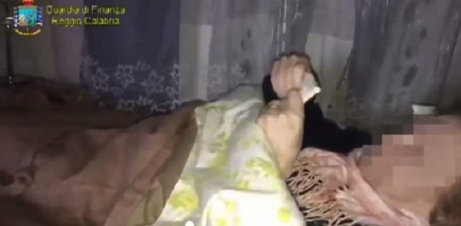 Raggirava anziani con disturbi mentali attraverso riti esoterici: arrestata ex insegnante di religione, vittime “dipendenti” da lei