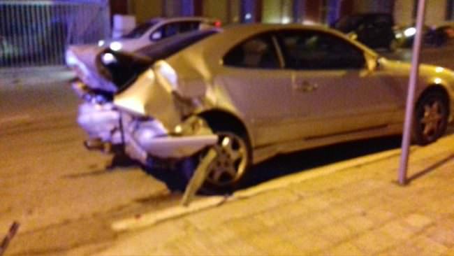 Si schianta a tutta velocità contro auto parcheggiata e scappa insanguinato: fermato vicino il tribunale