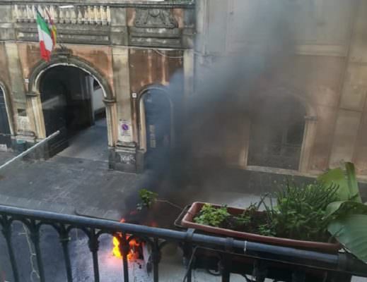 Acireale, auto in fiamme di fronte al liceo artistico: in azione i vigili del fuoco