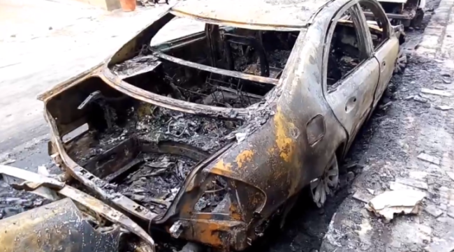 Area demolizione di auto prende fuoco: vigili del fuoco operano sul posto