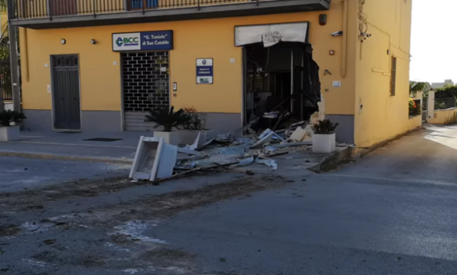 Colpo in grande stile, rubano sportello bancomat con un escavatore: ladri in fuga con il bottino