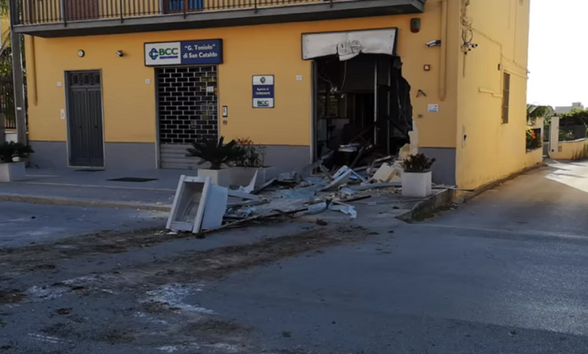 Colpo in grande stile, rubano sportello bancomat con un escavatore: ladri in fuga con il bottino