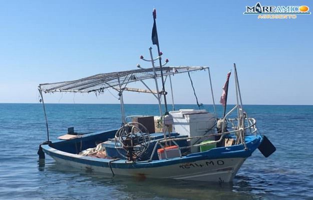 Sbarchi fantasma, peschereccio tunisino affonda e dissemina rifiuti inquinanti: inutili i tentativi della Capitaneria di Porto – VIDEO