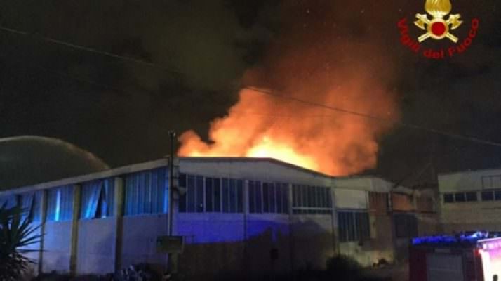 Fiamme alte nel cielo, notte di fuoco a Brancaccio: incendiato capannone. Probabile natura dolosa