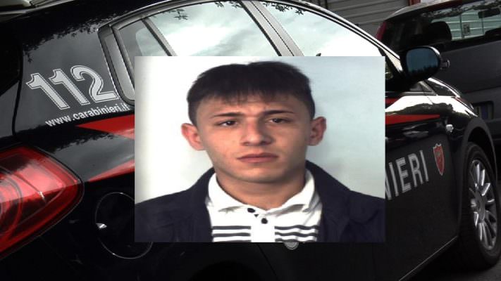 Ruba una Fiat 500X a San Gregorio, poi fugge a Picanello: il satellitare incastra il ladro
