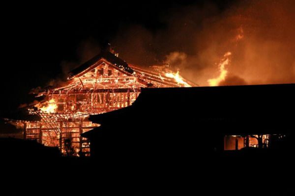Fiamme durante la notte, completamente distrutto il castello di Okinawa