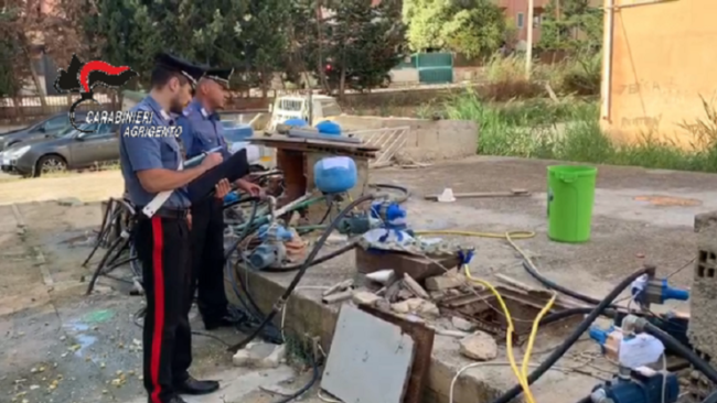 Blitz alle prime luci dell’alba, al setaccio un quartiere: 24 arresti per furto di acqua e luce – VIDEO