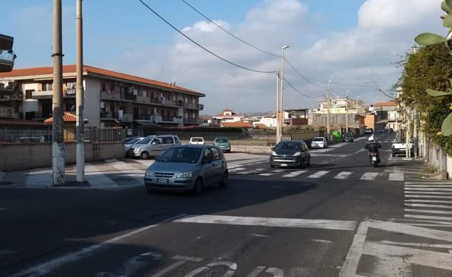Catania, disservizi nell’area di viale Mario Rapisardi: segnaletica assente, marciapiedi inesistenti e caditoie danneggiate – FOTO