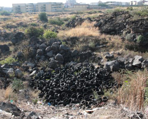 Catania, “cimitero” di pneumatici in via San Pio X. Comitato Terranostra: “Bonificare area e potenziare controlli”