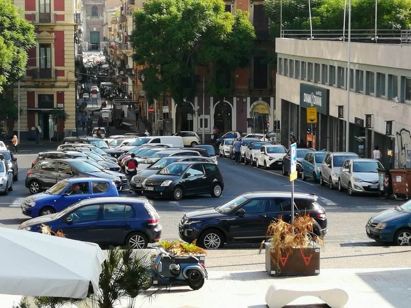 Scritte di ogni tipo, traffico e posteggiatori abusivi: recupero di Largo Paisiello a Catania