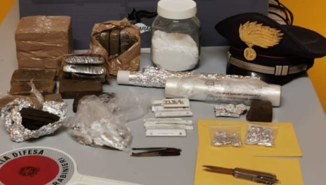 Famiglia di pusher beccata con 43 dosi e 27 panetti di droga dentro casa dello spaccio: arrestati