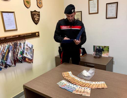 Non si fermano all’Alt dei carabinieri e lanciano la cocaina dall’auto: arrestati due uomini