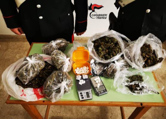 Apre la porta e si ritrova i carabinieri davanti, nascondeva droga in casa: arrestato pusher 22enne