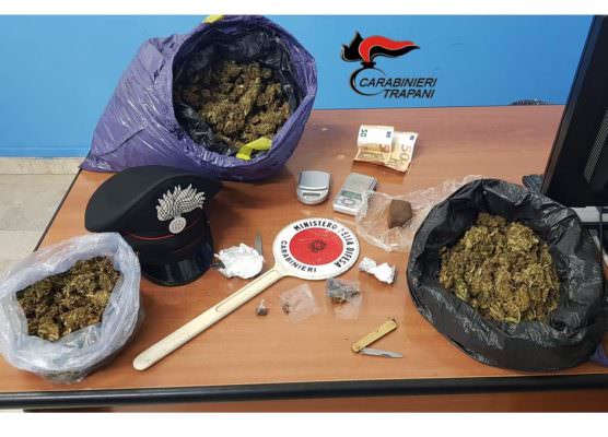 Cocaina, marijuana, hashish e armi: manette ai polsi per due pusher