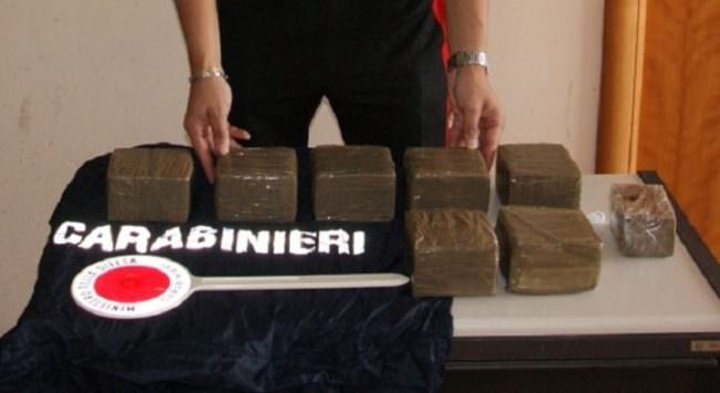 Quasi 8 chili di hashish nascosti in una scatola delle scarpe: in manette due nigeriani