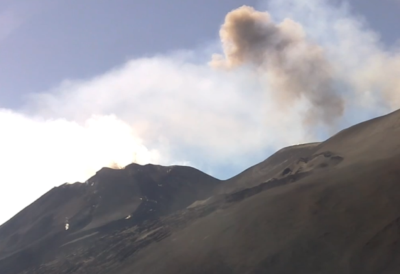 Etna, ancora espulsione di cenere dal Cratere di Nord-Est. Nessun problema per l’Aeroporto di Catania