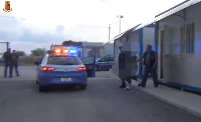 Migranti sbarcati a Pozzallo, ecco il fermo dello scafista ivoriano – VIDEO