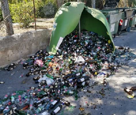 Bottiglie di vetro frantumate per strada, a rischio la viabilità. Assessore Buccheri: “Uno squallido spettacolo” Bottiglie di vetro frantumate per strada, a rischio la viabilità. Assessore Buccheri: “Uno squallido spettacolo”