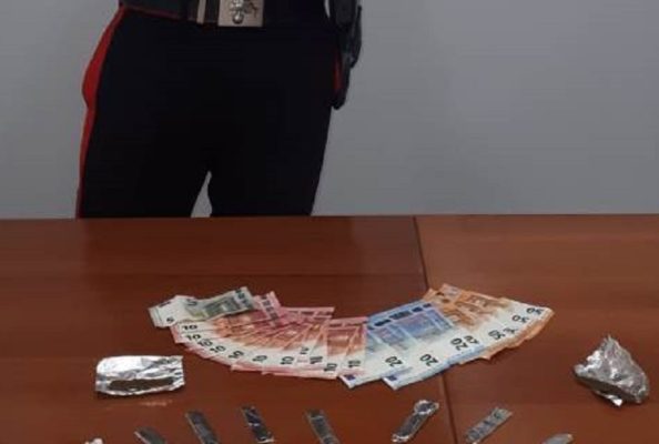Hashish, cocaina e oltre 400 euro in banconote: arrestato pusher 44enne