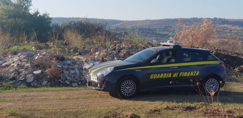 Rottami ferrosi, amianto Eternit e rifiuti di ogni tipo: sequestrata discarica abusiva