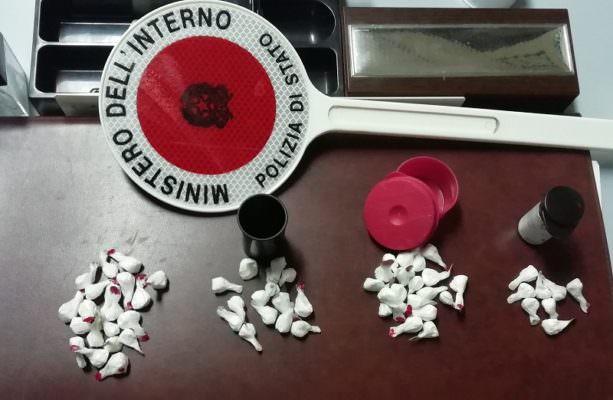 Scambio di cocaina in auto, beccati dai poliziotti: due uomini finiscono in manette