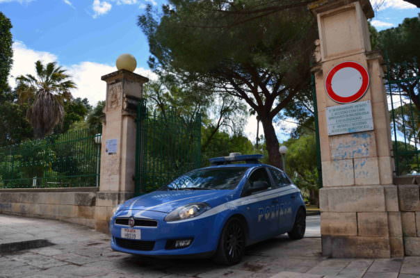 Colpo al centro commerciale, rubano in un negozio e fuggono in auto: due fermi