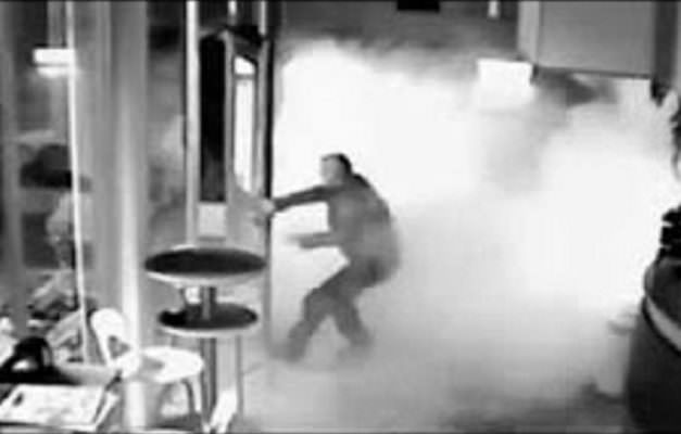 Pistola alla mano tenta di rapinare una tabaccheria ma il titolare aziona i fumogeni: uomo in fuga