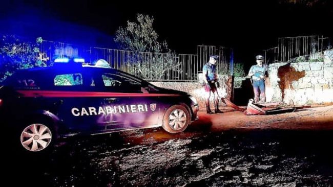 Tentato furto di grondaie di rame: “palo” 22enne e complice di 26 anni arrestati dopo un inseguimento