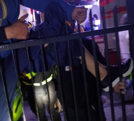 Dramma ad Aci Castello, giovane con la gamba infilzata in un cancello: le FOTO dei vigili del fuoco