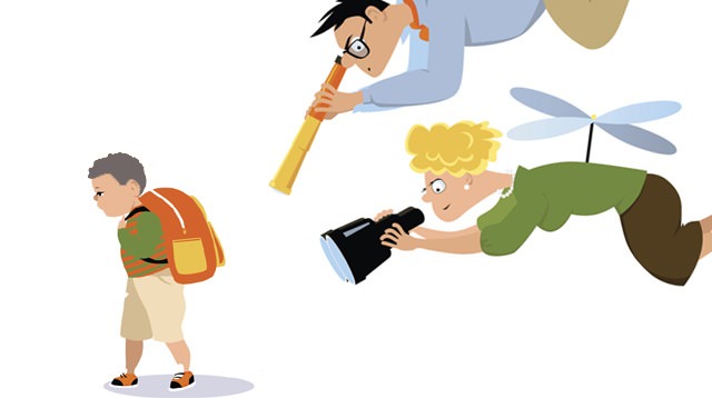 Genitori che controllano la vita dei figli in ogni momento: i rischi dell’essere “genitore elicottero”