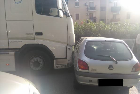 Mezzo pesante “centra” Ford Fiesta in corso Sicilia: traffico rallentato