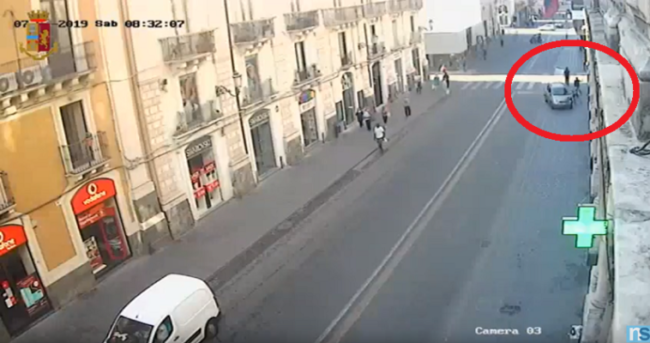 Anziano investito in via Etnea, conducente di un’auto non presta i soccorsi e fugge: rintracciato e denunciato