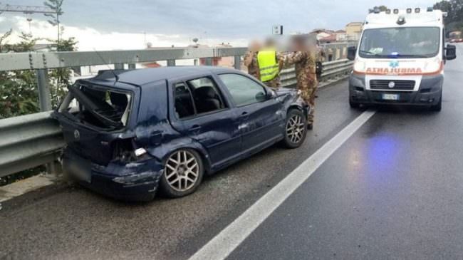 Manto scivoloso, militari dell’Esercito Italiano finisco contro guardrail lungo la A18: due feriti