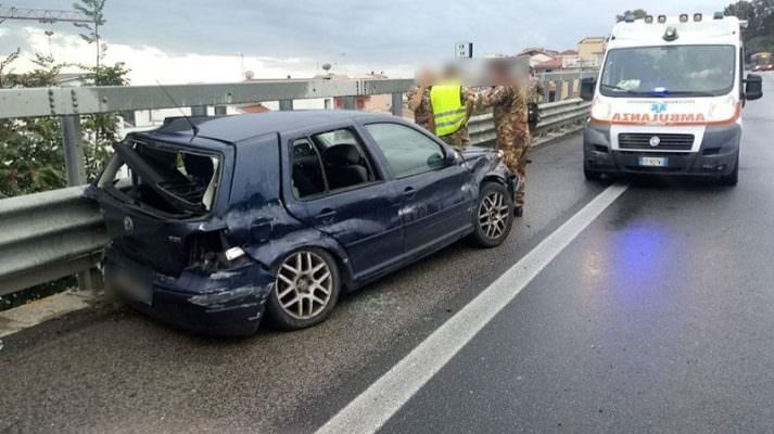 Manto scivoloso, militari dell’Esercito Italiano finisco contro guardrail lungo la A18: due feriti