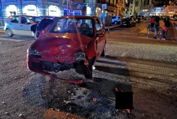 Fiat 600 contro moto, Honda finisce su auto in sosta: due feriti