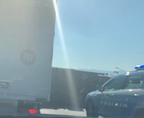 Camion si ribalta lungo la A29, viabilità in tilt: automobilisti impantanati nel traffico