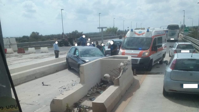 Paura lungo l’autostrada Siracusa-Gela, auto finisce contro casello di Cassibile in demolizione