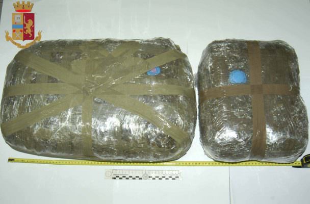 Cocaina, marijuana, mannitolo e oltre 2mila euro: pusher recidivo “porta con sé” fratello e madre, arrestati