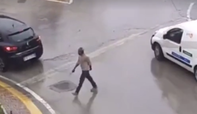 Semina il panico tra gli automobilisti con un machete in mano: nigeriano fermato dai poliziotti