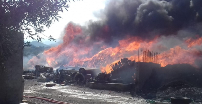 Colonne di fumo e fiamme visibili da chilometri di distanza: spaventoso maxi incendio sulla A20