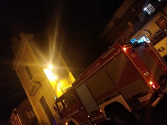 Tragedia sfiorata a Misterbianco: fulmine colpisce la Chiesa Santa Lucia, calcinacci su auto in sosta. Due feriti