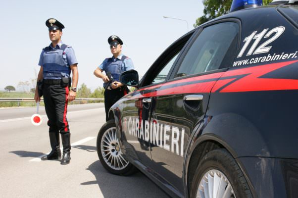 Procedono i controlli nel territorio: cinque persone denunciate, individuati sei assuntori di droghe