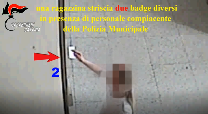 “Furbetti” del cartellino di Piedimonte Etneo, badge strisciati anche da minorenni: nei guai 48 dipendenti – VIDEO