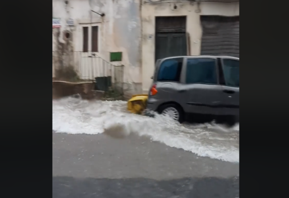 Bomba d’acqua nel Ragusano, automobilisti sorpresi dalla pioggia. Il sindaco: “Limitate gli spostamenti” – VIDEO