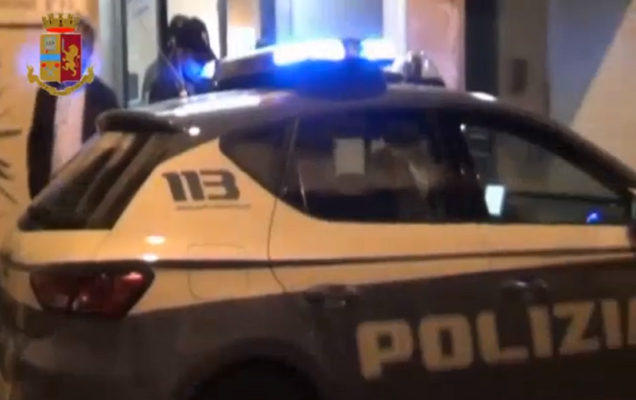 Panico in via Ventimiglia, 19enne aggredisce titolari di un bar “salvati” da un poliziotto fuori servizio
